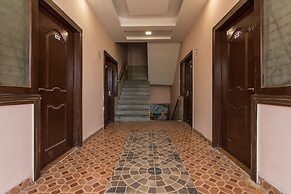 OYO 12161 Hotel Madhur Inn