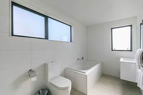 Hero Holiday House L12