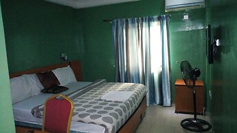 D'Czars Hotel & Suites