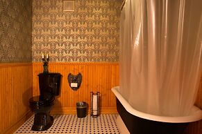 Hicksville Pines Chalets & Motel
