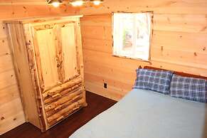 Hicksville Pines Chalets & Motel