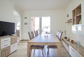 Luci Front Beach House