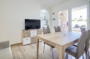 Luci Front Beach House