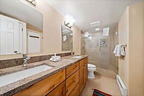 Vantage Point #408 4 Bedroom Condo by RedAwning