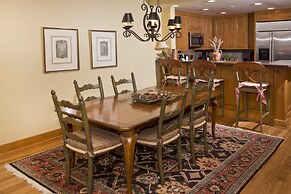 Settlers Lodge #302 3 Bedroom Condo by RedAwning