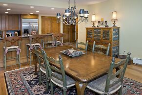 Settlers Lodge #302 3 Bedroom Condo by RedAwning