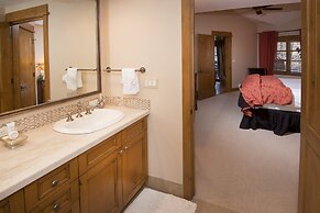 Settlers Lodge #302 3 Bedroom Condo by RedAwning