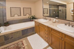 Settlers Lodge #302 3 Bedroom Condo by RedAwning