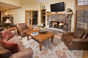 Settlers Lodge #302 3 Bedroom Condo by RedAwning