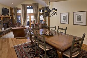 Settlers Lodge #302 3 Bedroom Condo by RedAwning