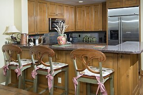 Settlers Lodge #302 3 Bedroom Condo by RedAwning