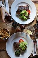 The Porterhouse Grill & Rooms