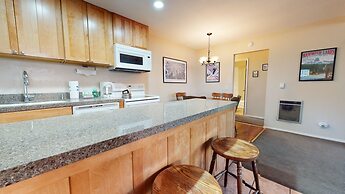 San Sierra 10 Updated Condo, with Complex Jacuzzi, Short Walk to The V