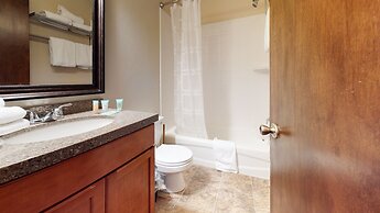 San Sierra 10 Updated Condo, with Complex Jacuzzi, Short Walk to The V