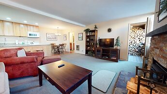 San Sierra 10 Updated Condo, with Complex Jacuzzi, Short Walk to The V
