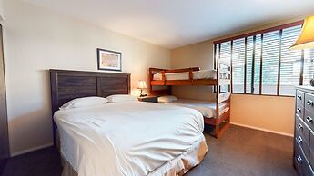 San Sierra 10 Updated Condo, with Complex Jacuzzi, Short Walk to The V