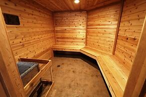 San Sierra 10 Updated Condo, with Complex Jacuzzi, Short Walk to The V