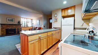 San Sierra 10 Updated Condo, with Complex Jacuzzi, Short Walk to The V