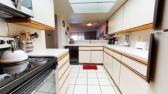 Bridges 105 Pet-Friendly. Ski-in Ski-out Condo with Beautiful Mountain