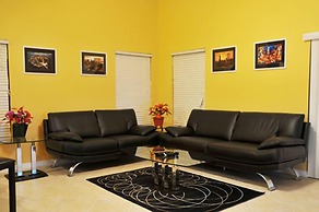 Hampton Lakes - 5 Bed 4 Baths Villa