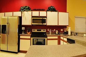 Hampton Lakes - 5 Bed 4 Baths Villa