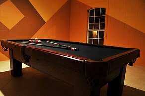 Hampton Lakes - 5 Bed 4 Baths Villa