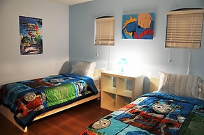 Hampton Lakes - 5 Bed 4 Baths Villa