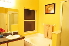 Hampton Lakes - 5 Bed 4 Baths Villa