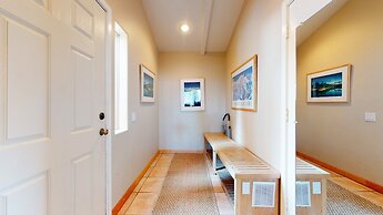 Mammoth West 137 Updated Deluxe Condo, Just A Short Walk to Canyon Lod