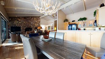 Mammoth West 137 Updated Deluxe Condo, Just A Short Walk to Canyon Lod