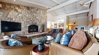 Mammoth West 137 Updated Deluxe Condo, Just A Short Walk to Canyon Lod