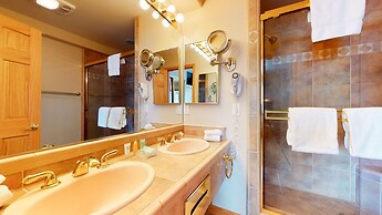 Mammoth West 137 Updated Deluxe Condo, Just A Short Walk to Canyon Lod