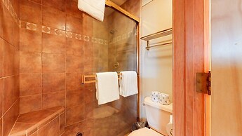 Mammoth West 137 Updated Deluxe Condo, Just A Short Walk to Canyon Lod