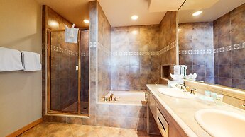 Mammoth West 137 Updated Deluxe Condo, Just A Short Walk to Canyon Lod