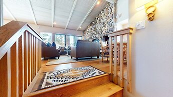 Mammoth West 137 Updated Deluxe Condo, Just A Short Walk to Canyon Lod