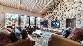 Mammoth West 137 Updated Deluxe Condo, Just A Short Walk to Canyon Lod