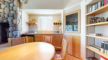 Mammoth West 137 Updated Deluxe Condo, Just A Short Walk to Canyon Lod