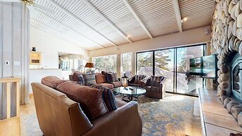 Mammoth West 137 Updated Deluxe Condo, Just A Short Walk to Canyon Lod