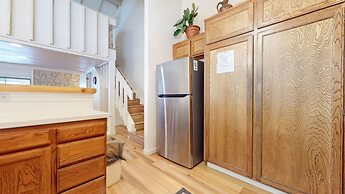 Snowcreek I 82 Spacious Yet Cozy Condo with Private Washer Dryer by Re