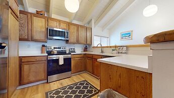 Snowcreek I 82 Spacious Yet Cozy Condo with Private Washer Dryer by Re