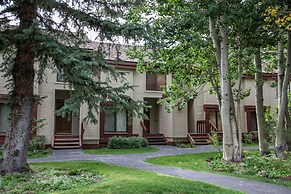 Snowcreek I 82 Spacious Yet Cozy Condo with Private Washer Dryer by Re