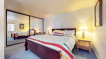 Bridges Townhome 9 Deluxe, Mountain View Townhome with Private Decks a