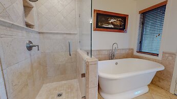 Bridges Townhome 9 Deluxe, Mountain View Townhome with Private Decks a