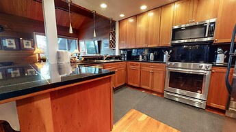 Bridges Townhome 9 Deluxe, Mountain View Townhome with Private Decks a