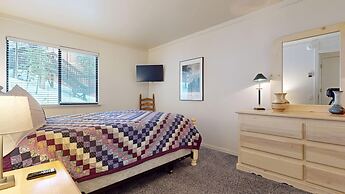 Mammoth West 116 Quaint And Cozy Condo Best location on Canyon Blvd by