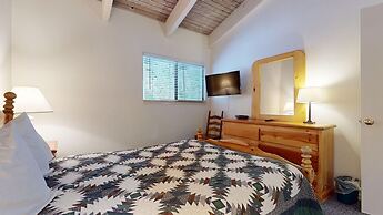 Mammoth West 116 Quaint And Cozy Condo Best location on Canyon Blvd by