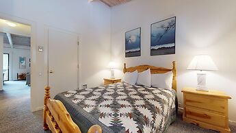 Mammoth West 116 Quaint And Cozy Condo Best location on Canyon Blvd by