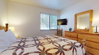 Mammoth West 116 Quaint And Cozy Condo Best location on Canyon Blvd by