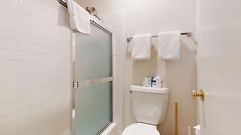 Mammoth West 116 Quaint And Cozy Condo Best location on Canyon Blvd by