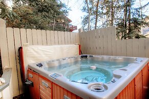 1717 Geneva Drive W - 4 Br Townhouse